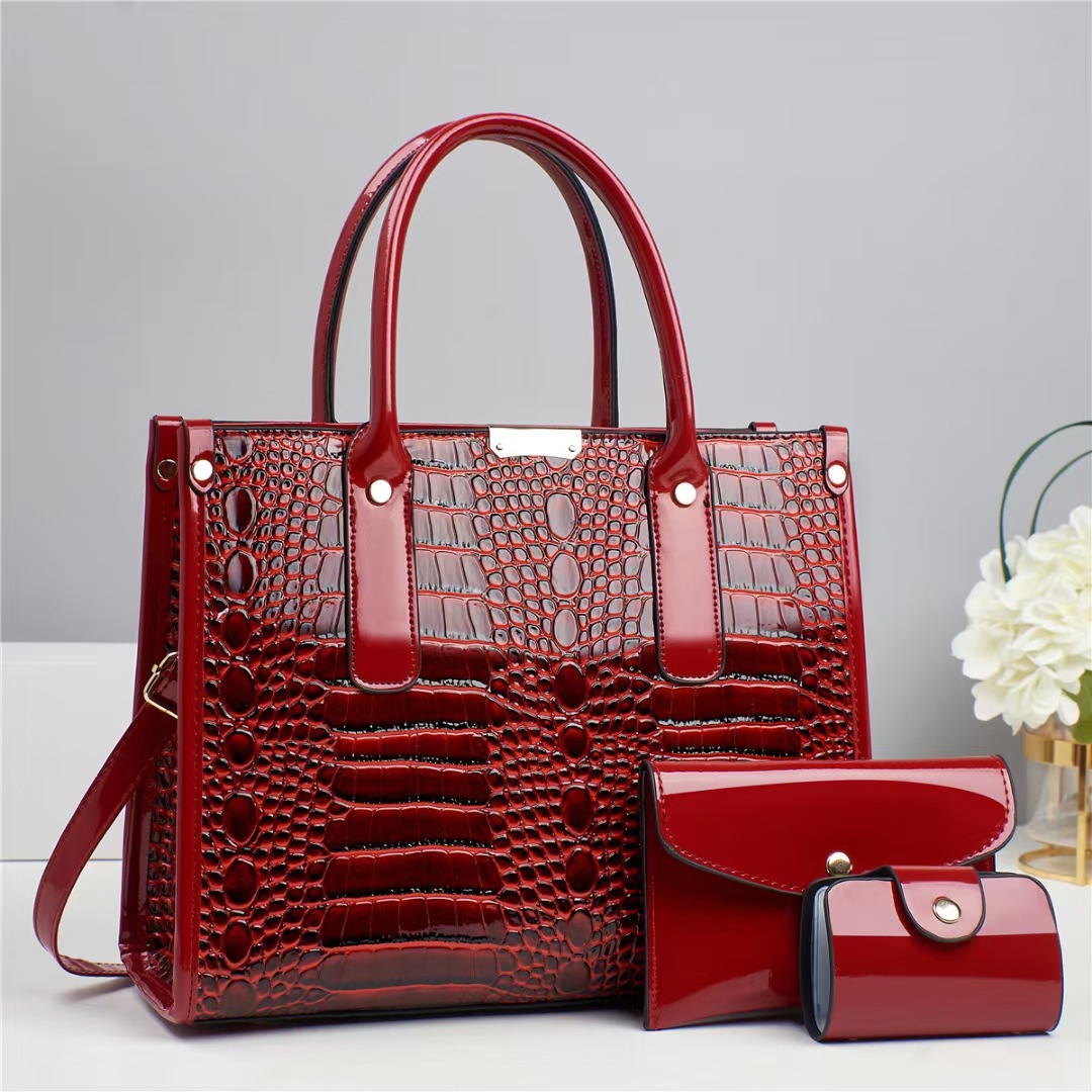 Three-piece set of crocodile-patterned mother and child bag 2025, large capacity carrying bag, fashionable women's single-shoulder tote bag Application Scenario