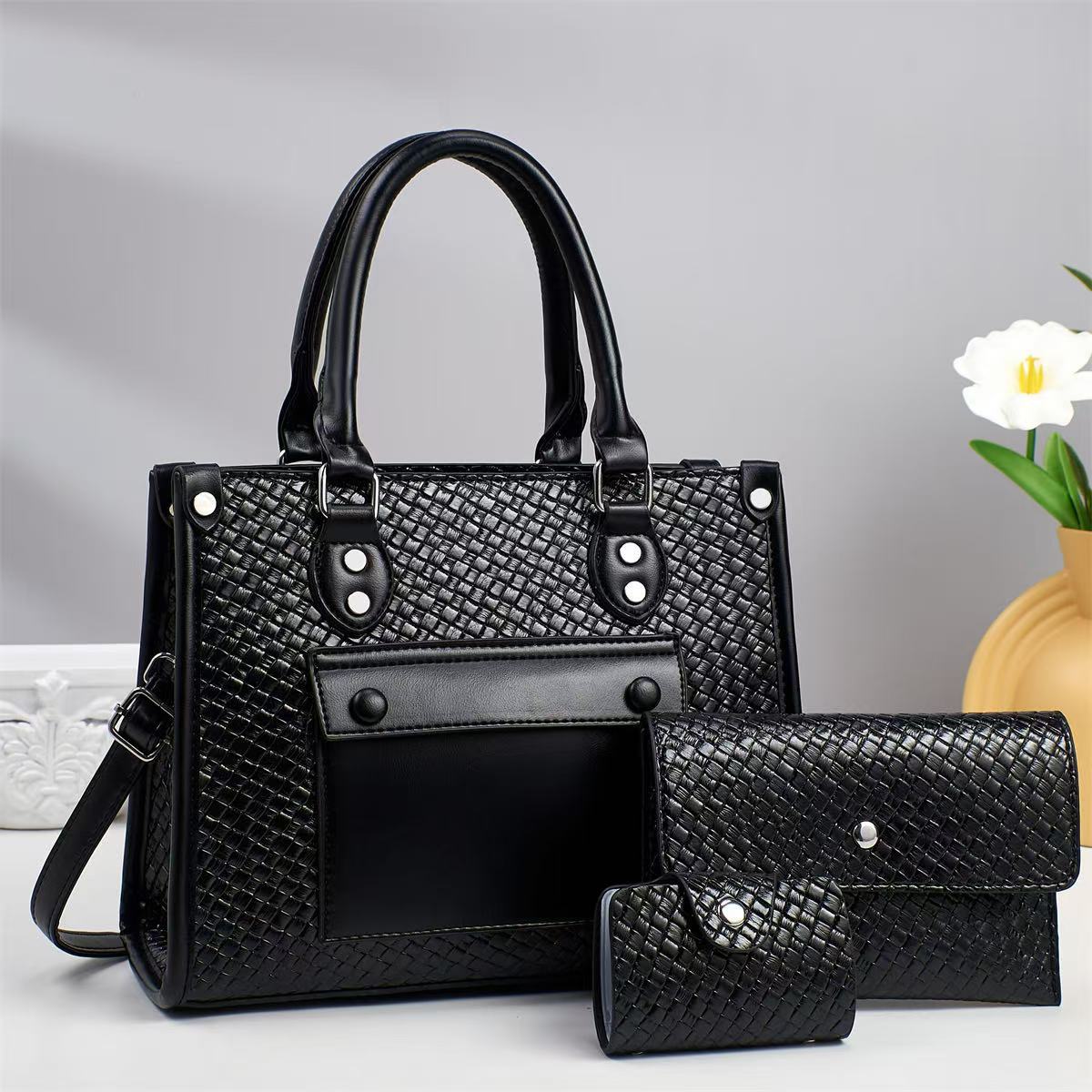 A new single-shoulder, stylish and versatile letter bag for women's daily commuting in 2025, featuring a large capacity for foreign trade full figure