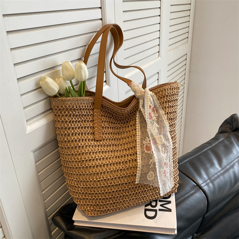 This is a new retro small bucket bag made of straw for women in 2025. It has a high-end texture and is versatile. It is a niche hand-held shoulder bag details Picture