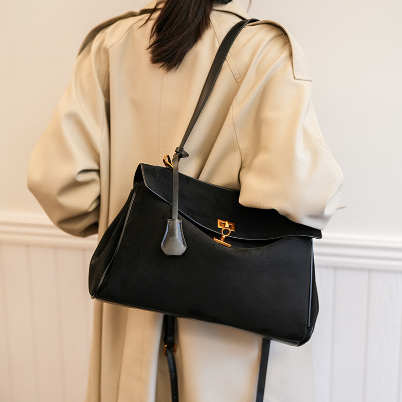 Retro tote bag for women, 2024 new style, high-end and fashionable, single-shoulder underarm platinum bag, large capacity crossbody bag Application Scenario