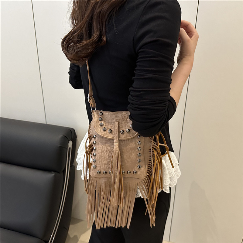 New 2025 tassel bag, retro tassel rivets, personalized mobile phone bag, versatile, single-shoulder crossbody small bag for women Specification drawing
