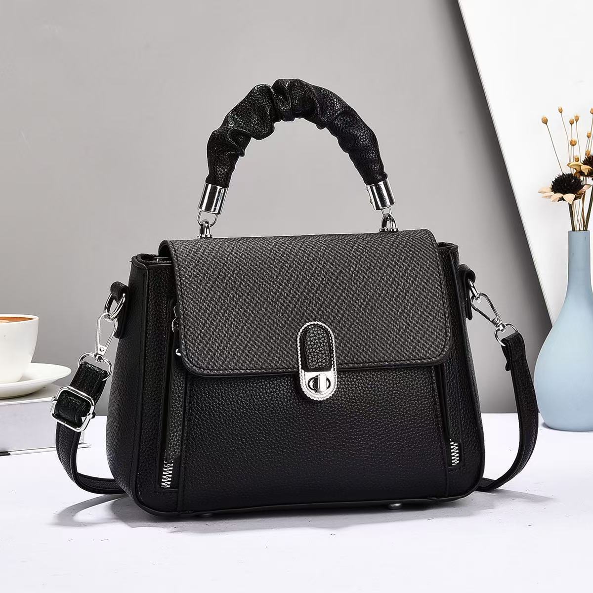 The new 2025 Korean handbag is a casual and versatile, high-quality single-shoulder bag with a niche design. It is a French hand-held women's bag Specification drawing