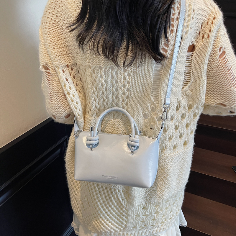 Korean style trendy handbag 2025 new retro casual shoulder bag, fashionable and simple crossbody bag, commuting dumpling bag Application Scenario