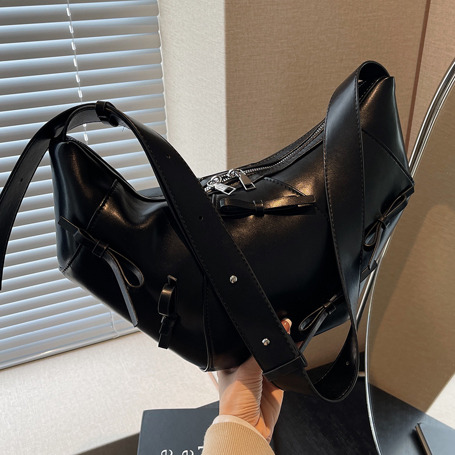A high-end retro soft leather horn bag for women, a new 2024 trendy, retro, niche and stylish large-capacity crossbody bag full figure