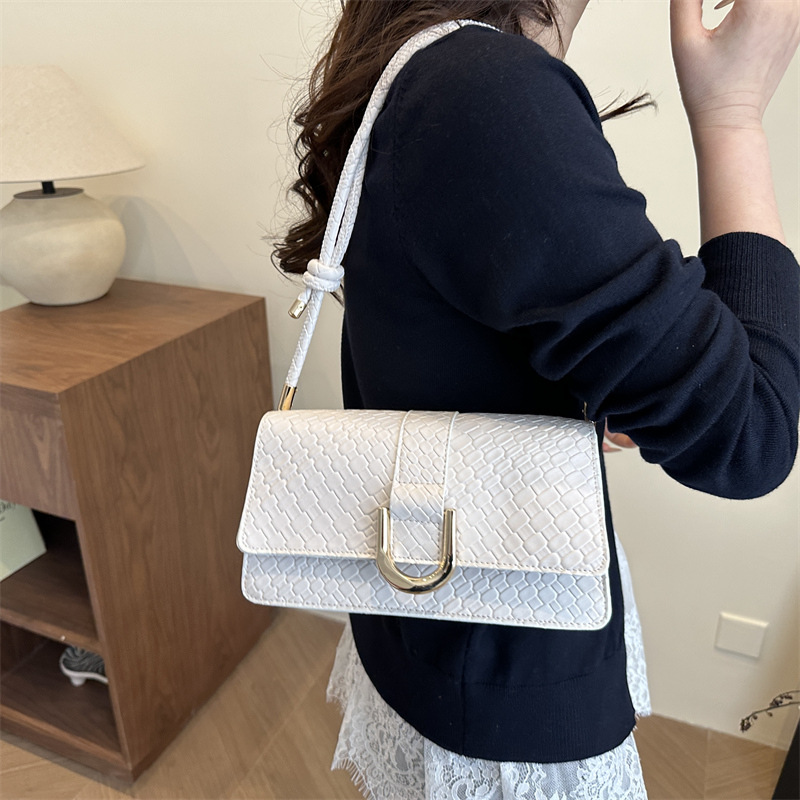 A new large-capacity, retro, fashionable and casual hand-held, single-shoulder baguette bag with a unique texture and woven pattern in 2025 details Picture