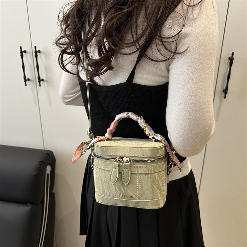 The new cross-border Korean-style versatile box bag, a popular handbag for women in 2025, is a high-quality crossbody small square bag details Picture