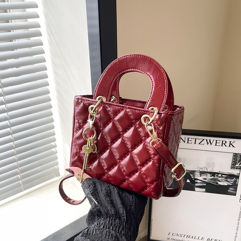 In 2025, a new solid color Korean-style retro and simple design has been launched. This is a casual single-shoulder, crossbody, hand-held small square bag for women Application Scenario