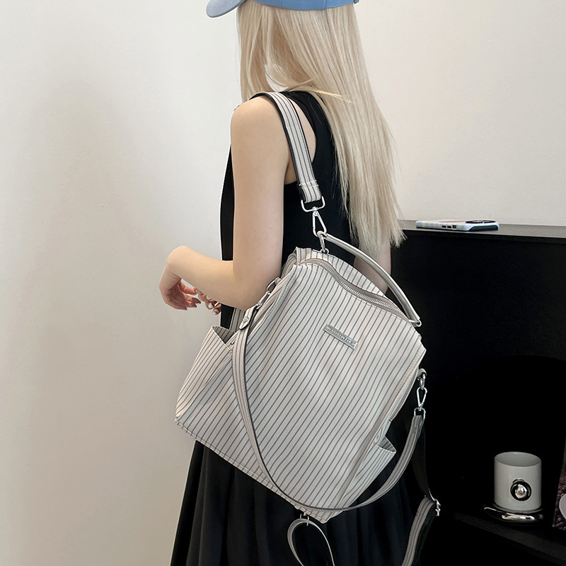 Colorful Fox's new ins fashion and niche backpack is a versatile and multi-functional backpack that can be carried by hand or crossbody full figure