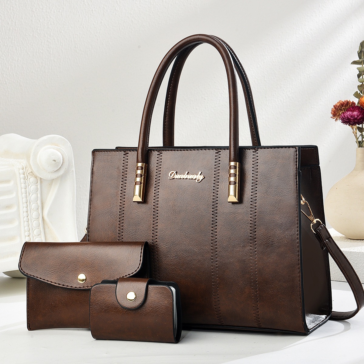 The new color-blocked women's bag is fashionable and trendy. It's a high-end single-shoulder bag, a crossbody bag and a large-capacity handbag for women Application Scenario