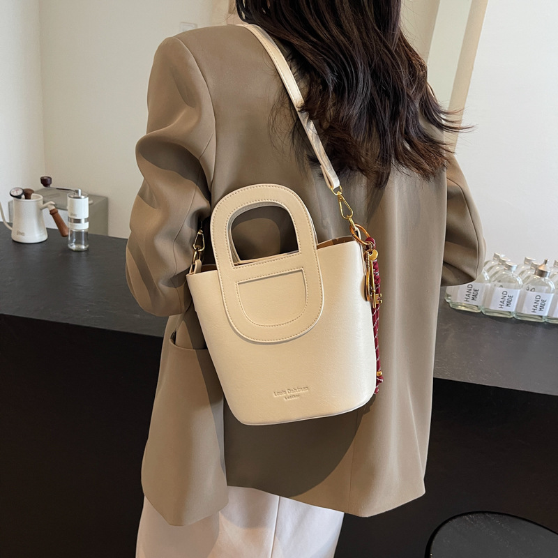 This year, the popular handbags for women are the 2024 new versatile large-capacity commuter bags and single-shoulder crossbody bucket bags Application Scenario