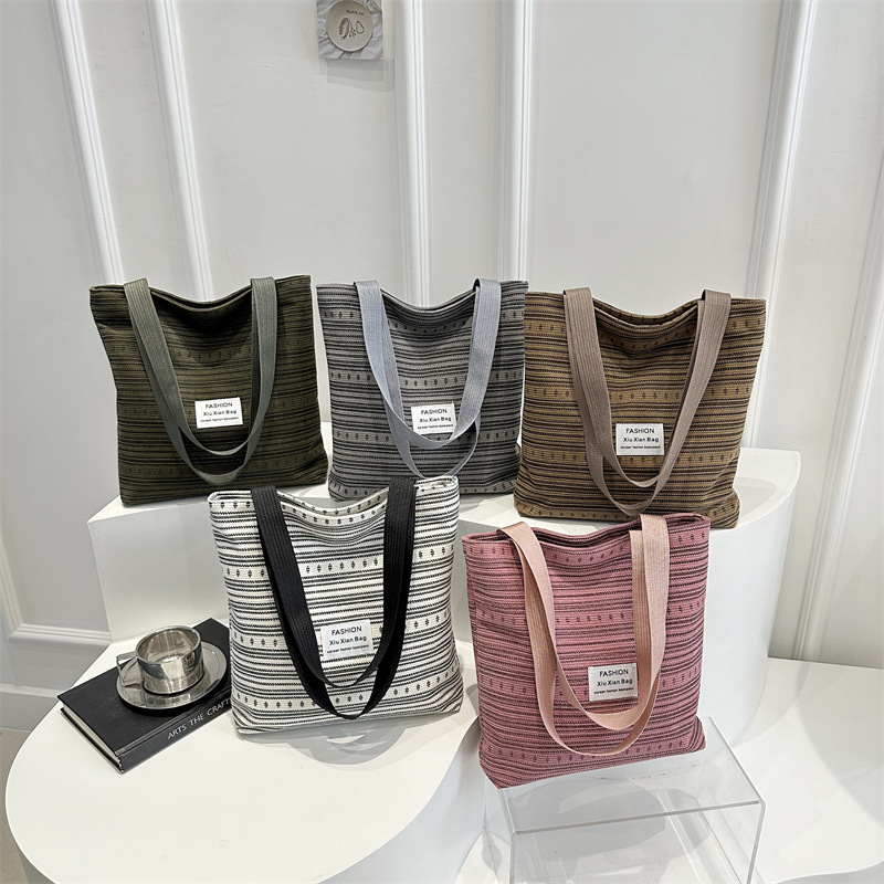 Japanese-style simple single-shoulder canvas bag 2025 new style fashionable striped hand-held single-shoulder bag for class tote commuting Application Scenario