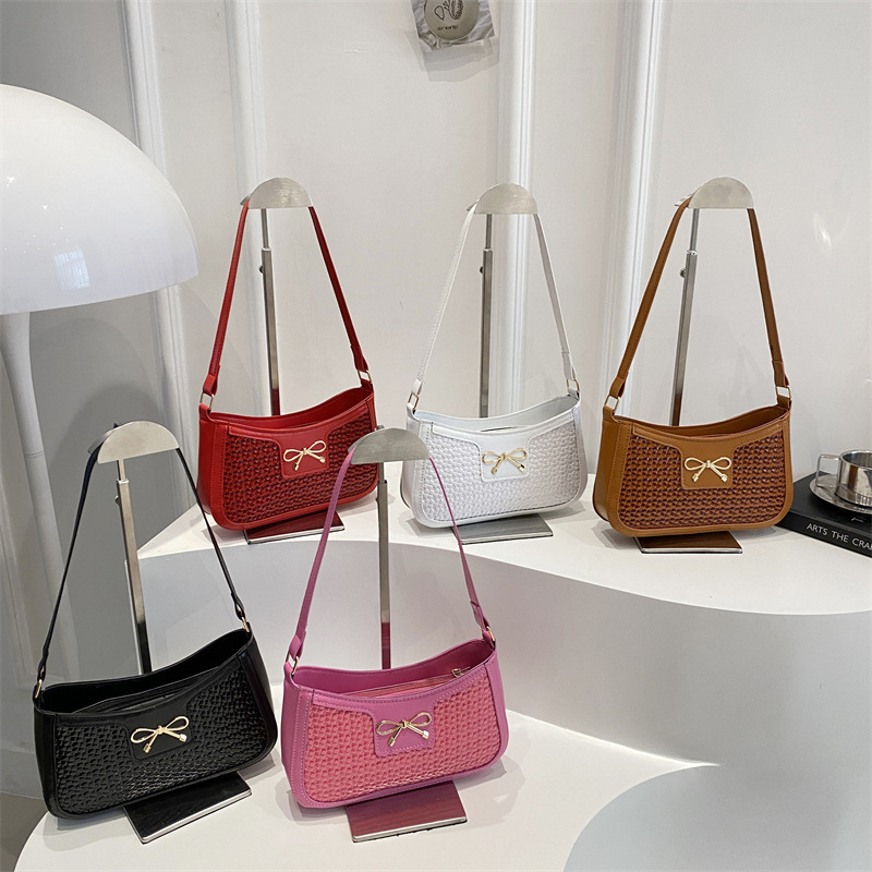 High-quality and fashionable bow hand-held small square bag for women, 2025 new commuter single-shoulder bag, crocodile pattern women's underarm bag Application Scenario