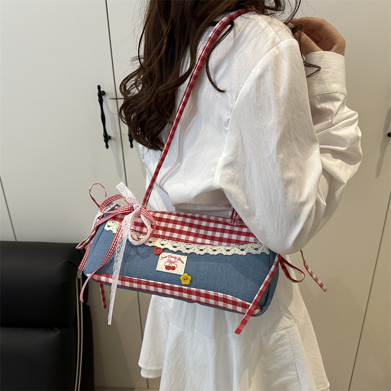 Cute checkered underarm bag, summer single-shoulder bag, fashionable and versatile, Korean-style commuting large-capacity school commuting bag Application Scenario