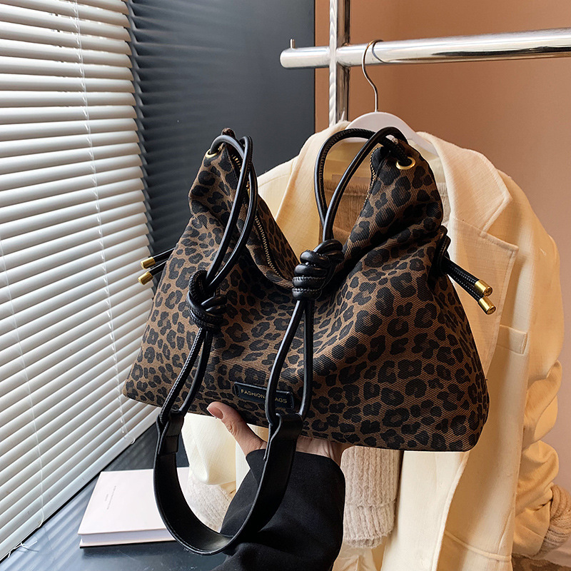 Fashionable and trendy leather and velvet women's 2024 new Korean version leopard print tote bag, large-capacity single-shoulder bag details Picture