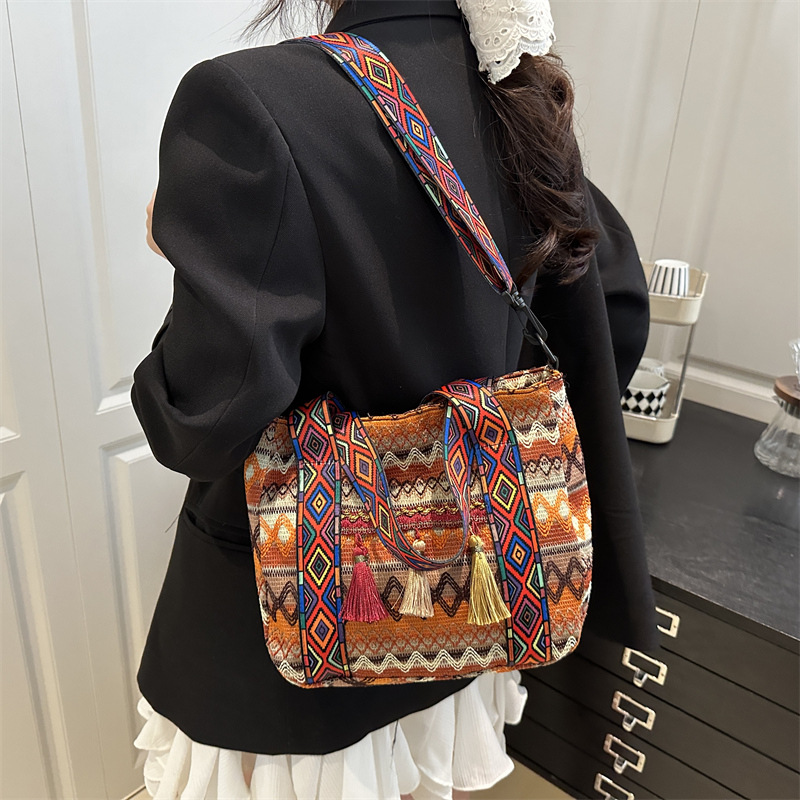 A large-capacity, fashionable and simple tote bag with ethnic style, new Spring/Summer 2025, and a stylish lady's commuter bag details Picture