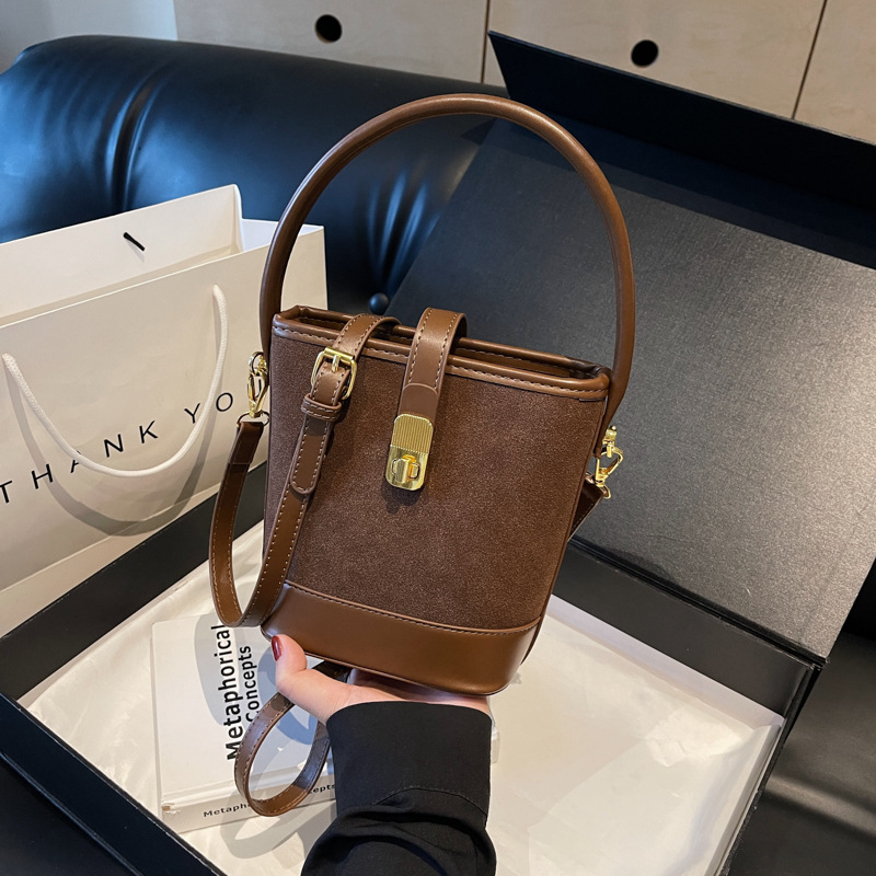 The 2024 new retro, simple, fashionable and niche design single-shoulder crossbody bag is a trendy and versatile hand-held bucket bag details Picture
