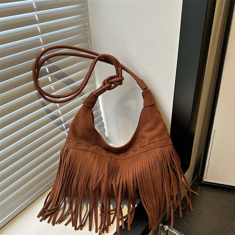 Retro tassel patchwork women's bag, new 2024 autumn/winter stylish commuter underarm bag, high-quality single-shoulder crossbody bag full figure