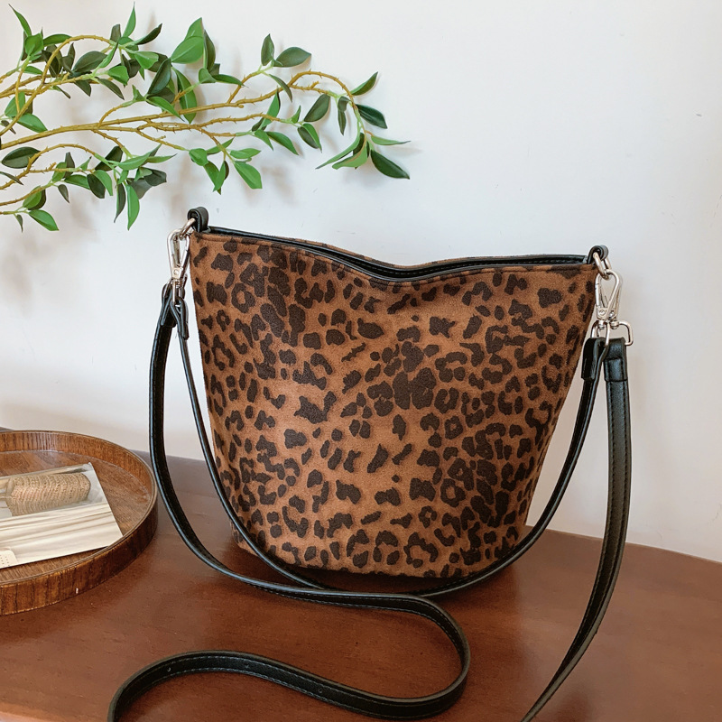 A niche design leopard print bucket bag for women, a new 2024 trendy, retro, casual and versatile large bag with a high-end underarm feel details Picture