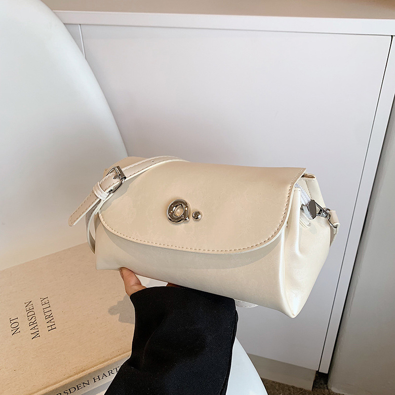 A high-end, niche, and light luxury bag for women in 2025, a versatile, fashionable, and simple single-shoulder bag with a slanted cross and a small square bag Specification drawing