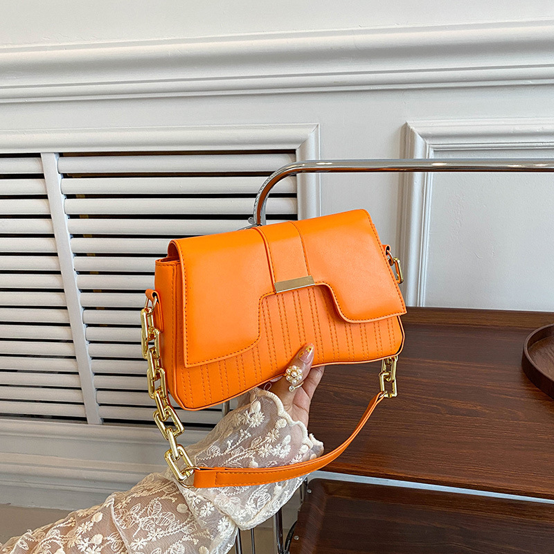 The new 2024 autumn collection of high-quality small handbags for women features a trendy color-blocking crossbody bag that is both casual and stylish, with a small square under the armpits on one shoulder full figure