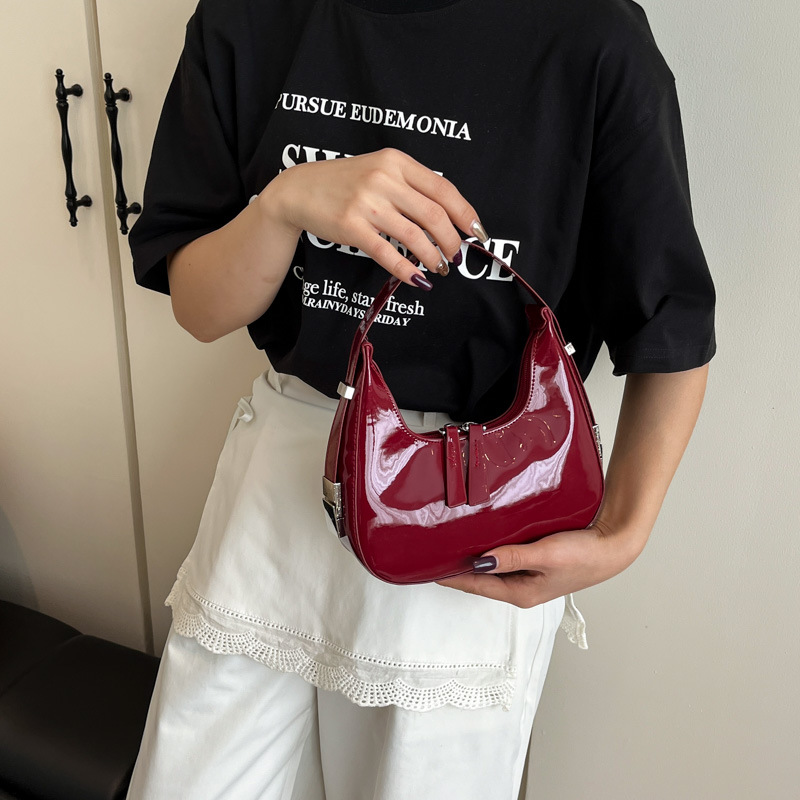 A new French high-end patent leather underarm bag for women in summer 2025, versatile, fashionable and niche, dumpling-wrapped crossbody bag details Picture