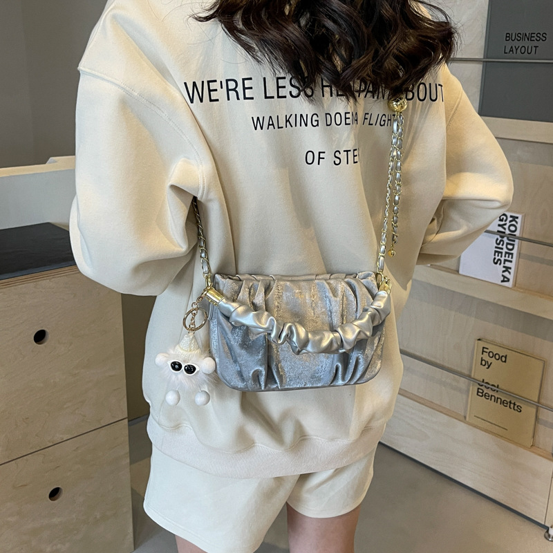 New women's 2024 fashion trend crossbody bag, versatile casual chain shoulder bag, solid color hand-held pleated bag Application Scenario