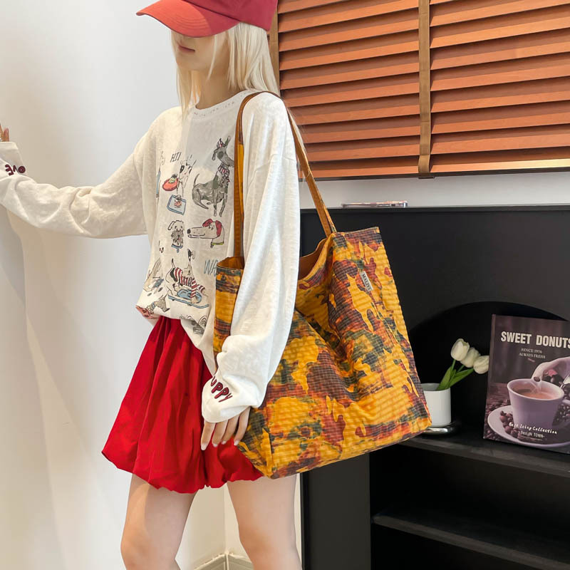 Camouflage tote bag, cool underarm bag, new summer 2025 lightweight canvas bag for going out, large-capacity single-shoulder bag Application Scenario