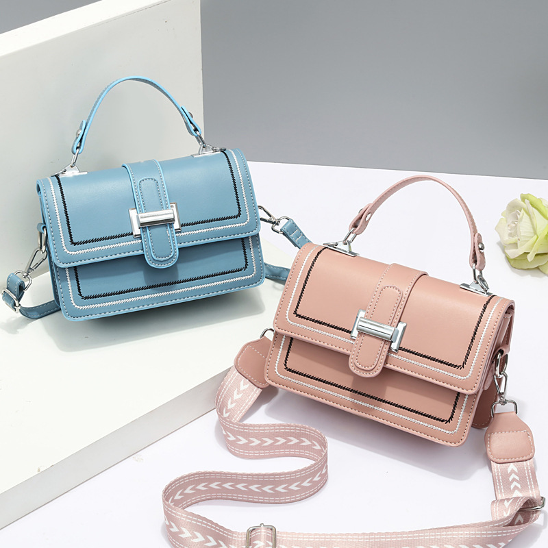 The 2023 new fashionable and trendy small bag for women's stylish crossbody bag, a Korean-style single-shoulder small square bag details Picture