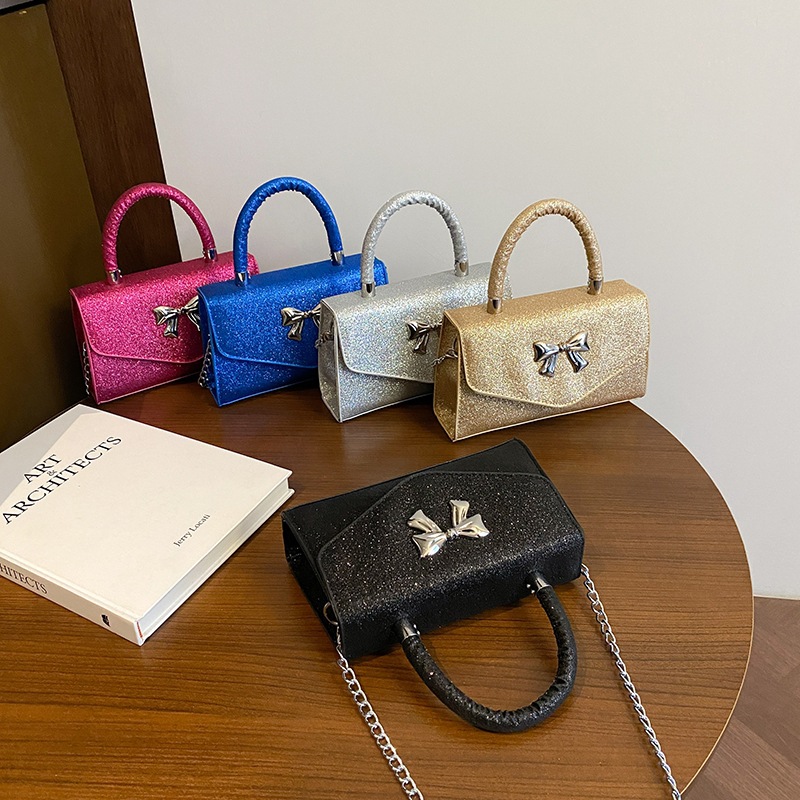 The new butterfly single-shoulder crossbody bag for women in the summer of 2025 is trendy, individual and fashionable. It's a small square hand-held bag Application Scenario