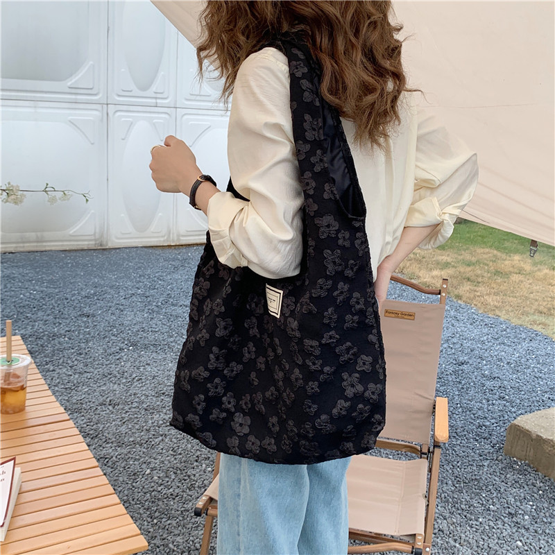 【 In Stock 】1821 retro design jacquard vest bag, three-dimensional small flower underarm bag, female student single-shoulder bag Specification drawing