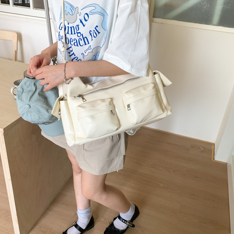 High-end women's bag, versatile motorcycle bag, multi-pocket crossbody bag, 2025 new solid color single-shoulder bag, casual underarm bag Application Scenario