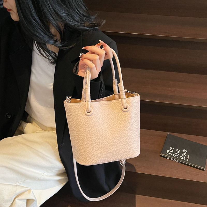 High-end handbag for ladies 2025 New trendy Spring fashion casual single-shoulder bag crossbody bucket bag details Picture