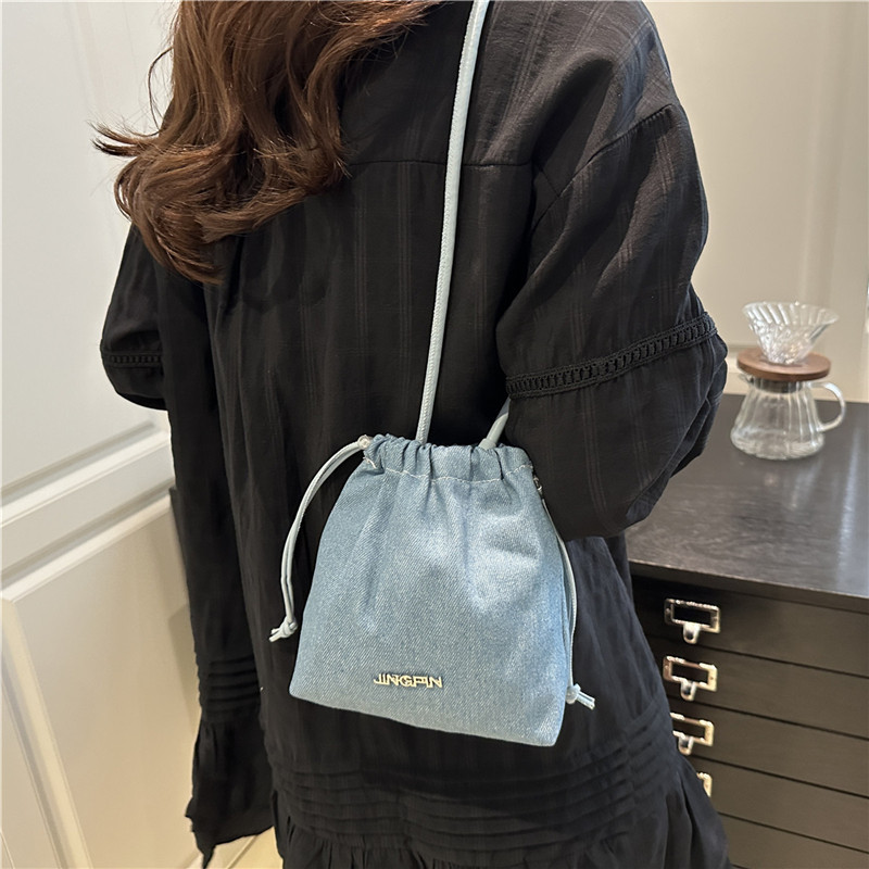 The 2025 summer new stylish, simple bucket bag is a trendy and niche design for women's single-shoulder crossbody details Picture