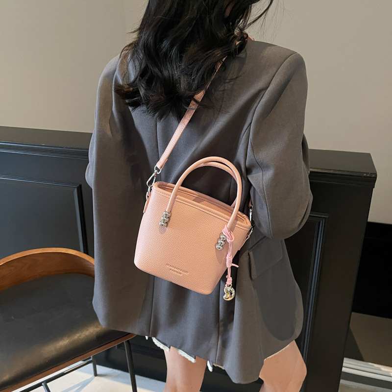 2025 New high-end solid color hand-held bucket bag, stylish and versatile single-shoulder bag for women, trendy and fashionable crossbody bag details Picture