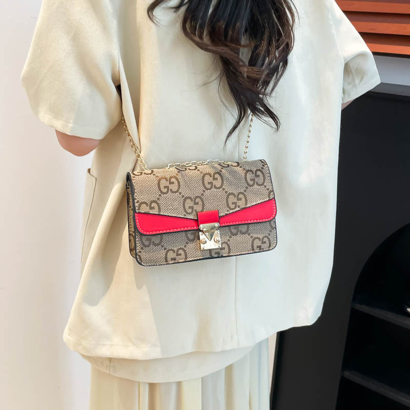The new Korean version of the women's single-shoulder bag features a unique design, a textured underarm bag, and a fashionable hand-held small square bag with color contrast and patchwork Specification drawing