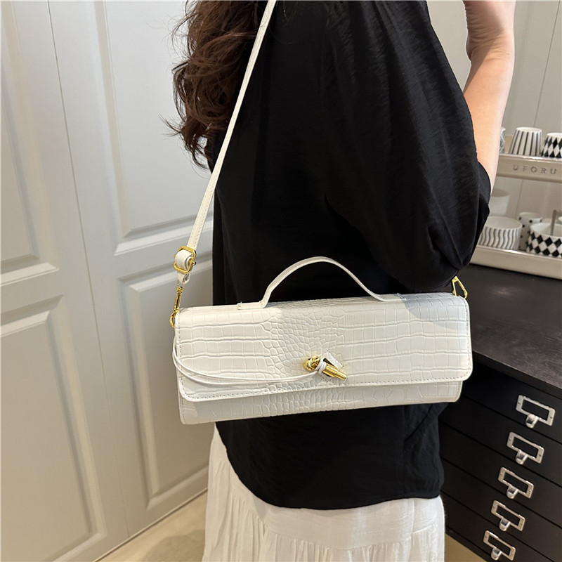 Solid color crocodile pattern dinner bag, new 2025 baguette bag, crossbody lock horizontal handbag, single-shoulder crossbody bag for women details Picture