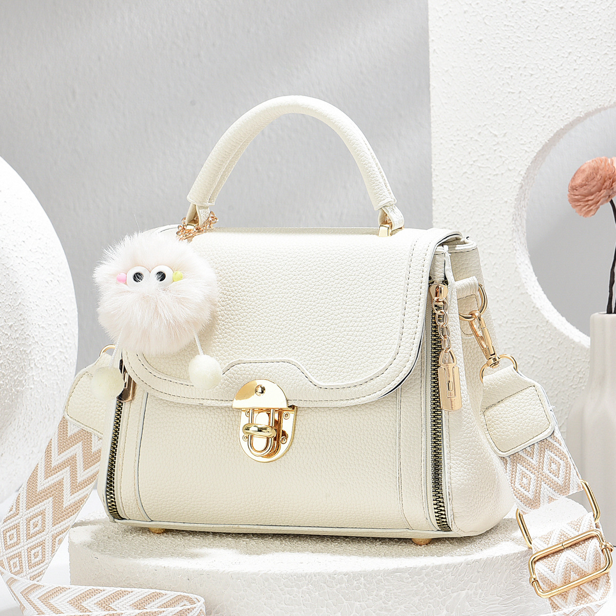 High-quality small square bag Spring/Summer 2025 new style bag, women's large-capacity handbag, fashionable commuting single-shoulder crossbody bag Application Scenario
