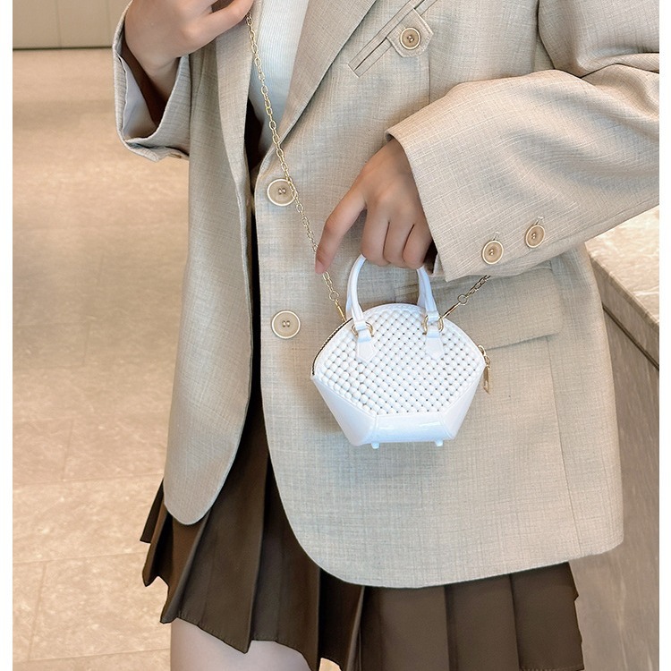 New summer fashion women's bags: cross-border single-shoulder hand-carry crossbody chain jelly bag, mini pearl shell bag Application Scenario