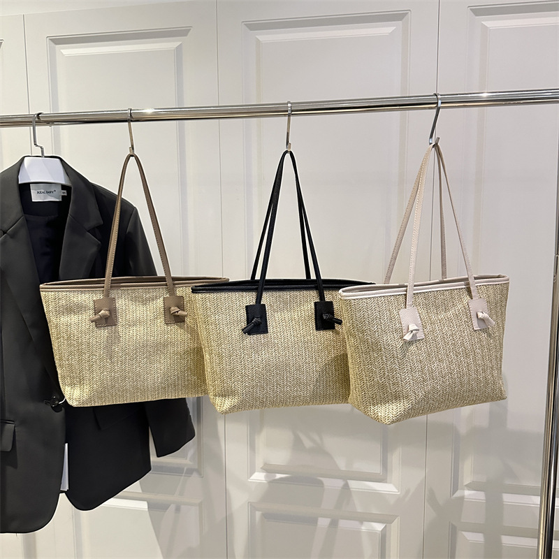 New Spring/Summer 2025 fashionable and simple single-shoulder bag, Korean-style hand-held woven bag, large-capacity commuter tote bucket bag Application Scenario