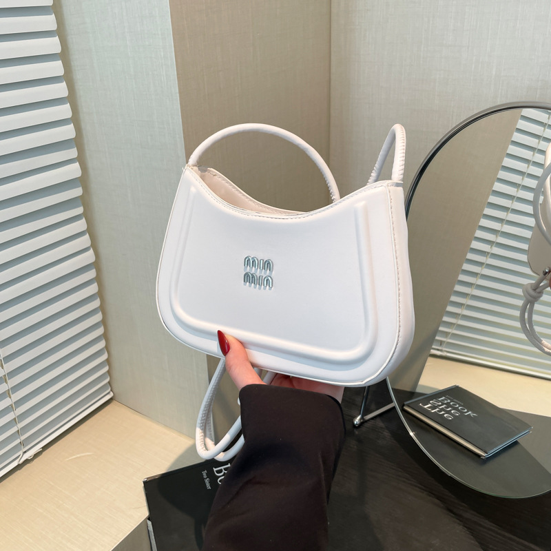 The new 2025 trendy and stylish hand-held crescent moon bag for women is a simple and retro underarm bag for commuting full figure