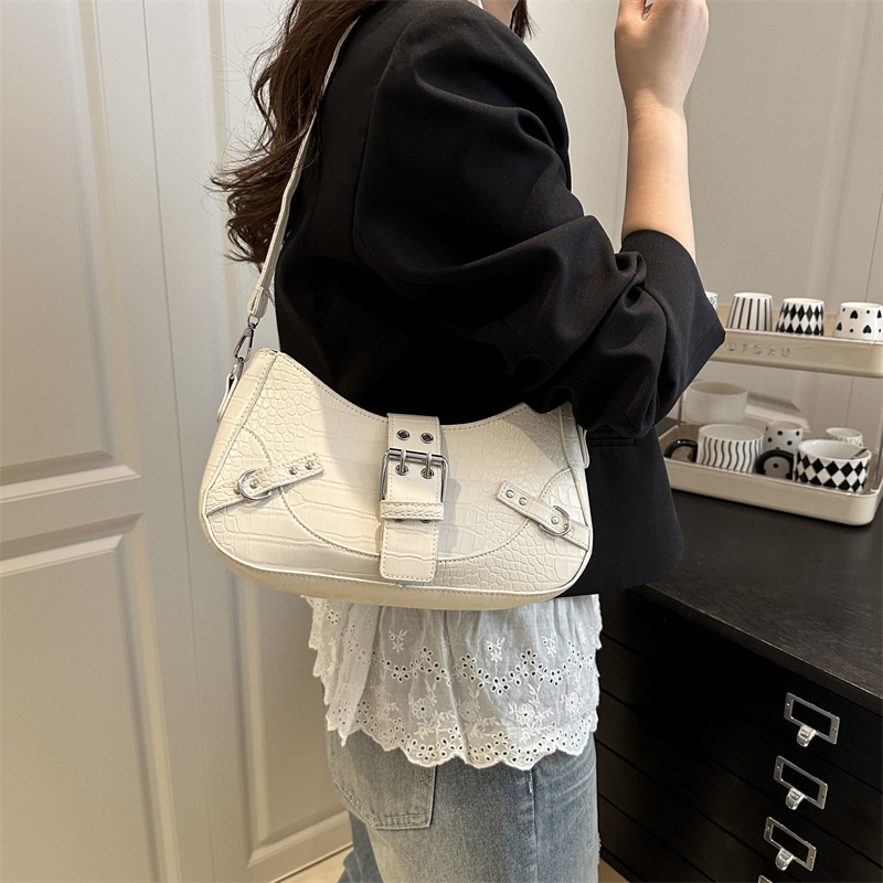 The trendy, individualistic, simple and niche design baguette bag is a stylish new summer 2025 ladies' single-shoulder crossbody bag details Picture