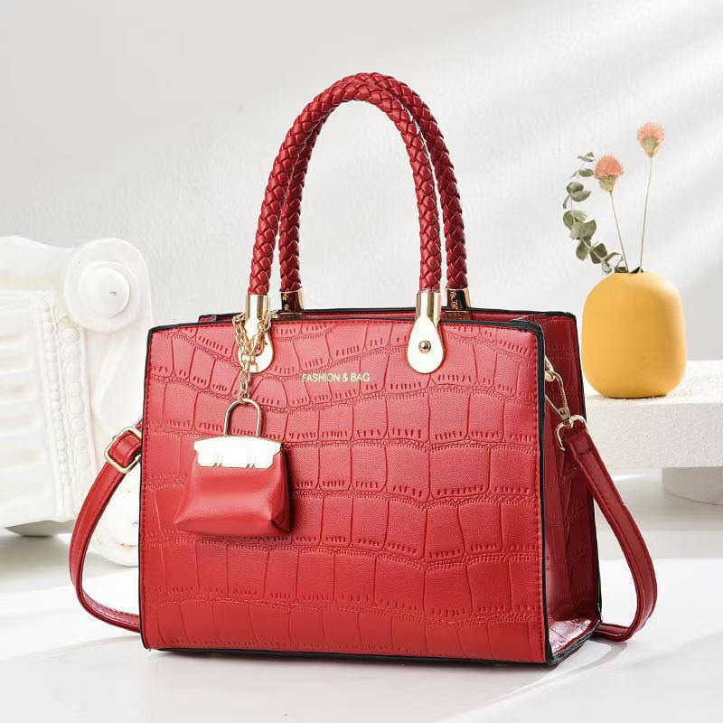 Cross-border Women's Bag 2025 New Style Light Luxury Trendy Middle-aged Mom handbag Casual and practical tote mother and child bag Application Scenario