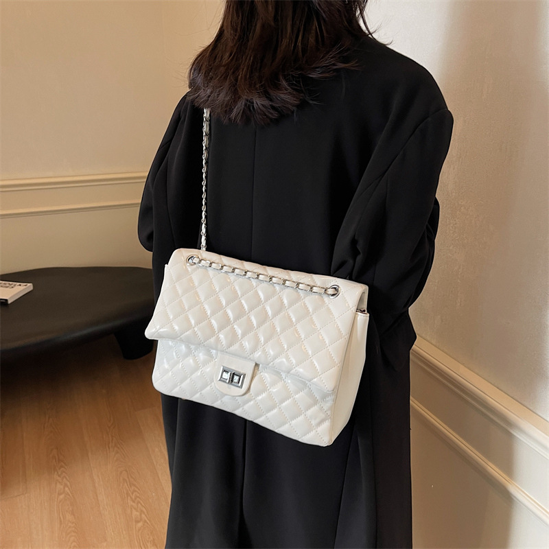 Diamond-shaped chain bag Women's bag 2024 New style, fashionable large-capacity commuter single-shoulder bag, casual and versatile crossbody bag for wandering details Picture