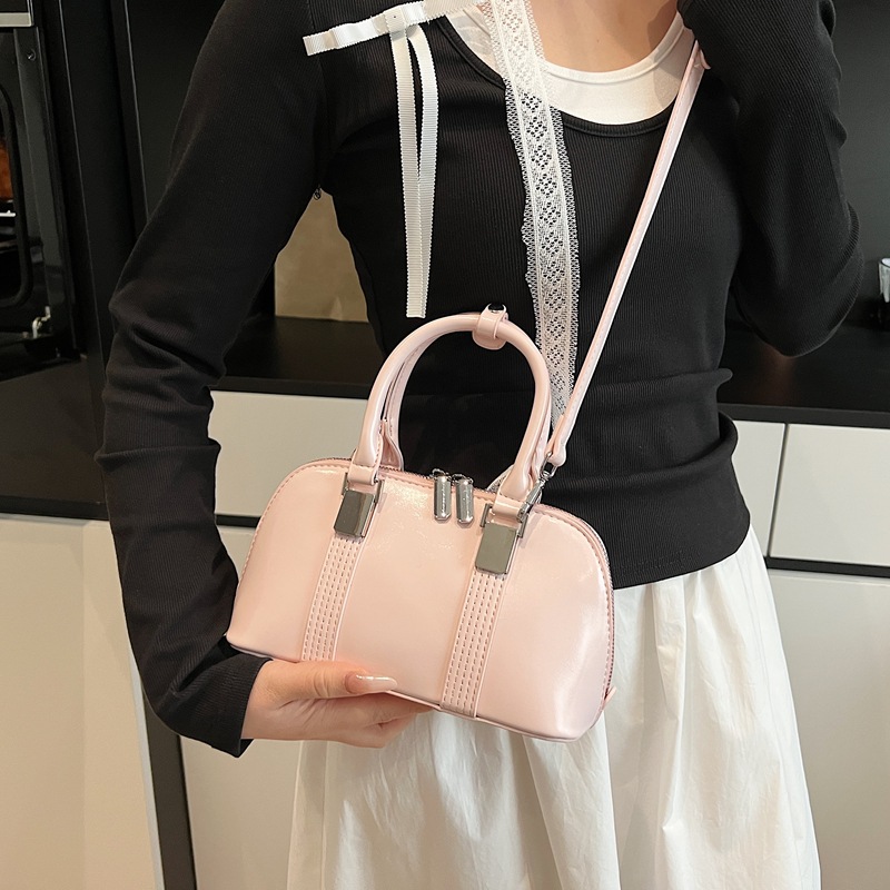 Korean style bowling bag for women, 2025 new versatile and fashionable single-shoulder crossbody bag, high-end commuting handbag Application Scenario