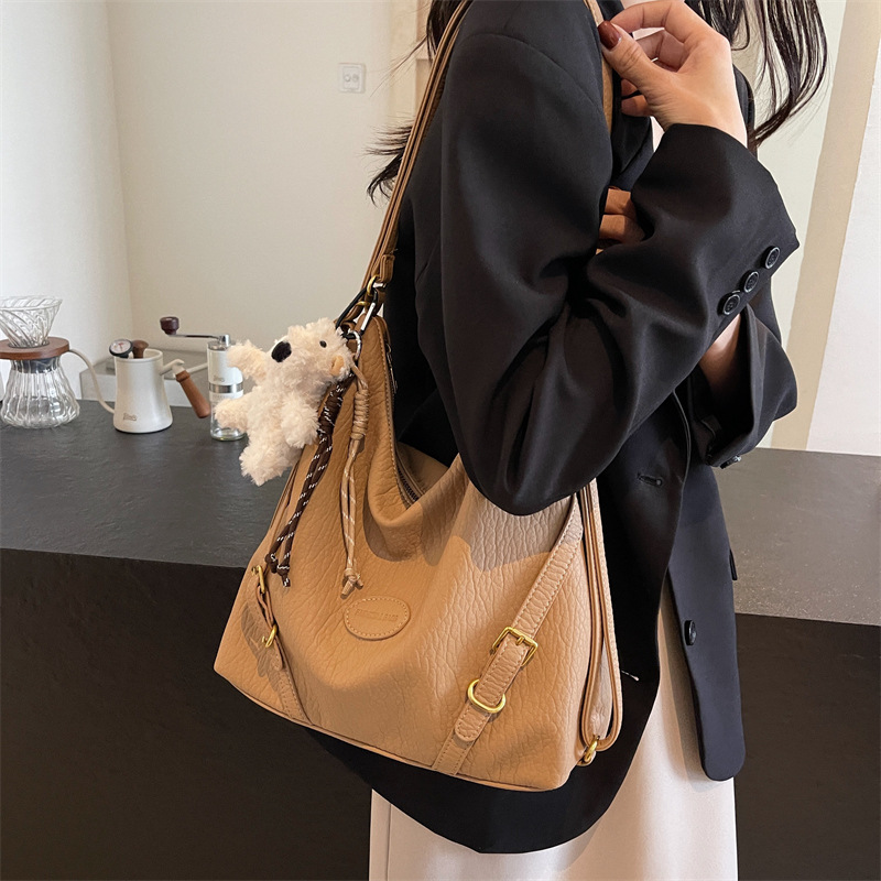 Commuting retro large-capacity bag 2024 new high-end texture women's backpack, multi-purpose single-shoulder tote bag Application Scenario