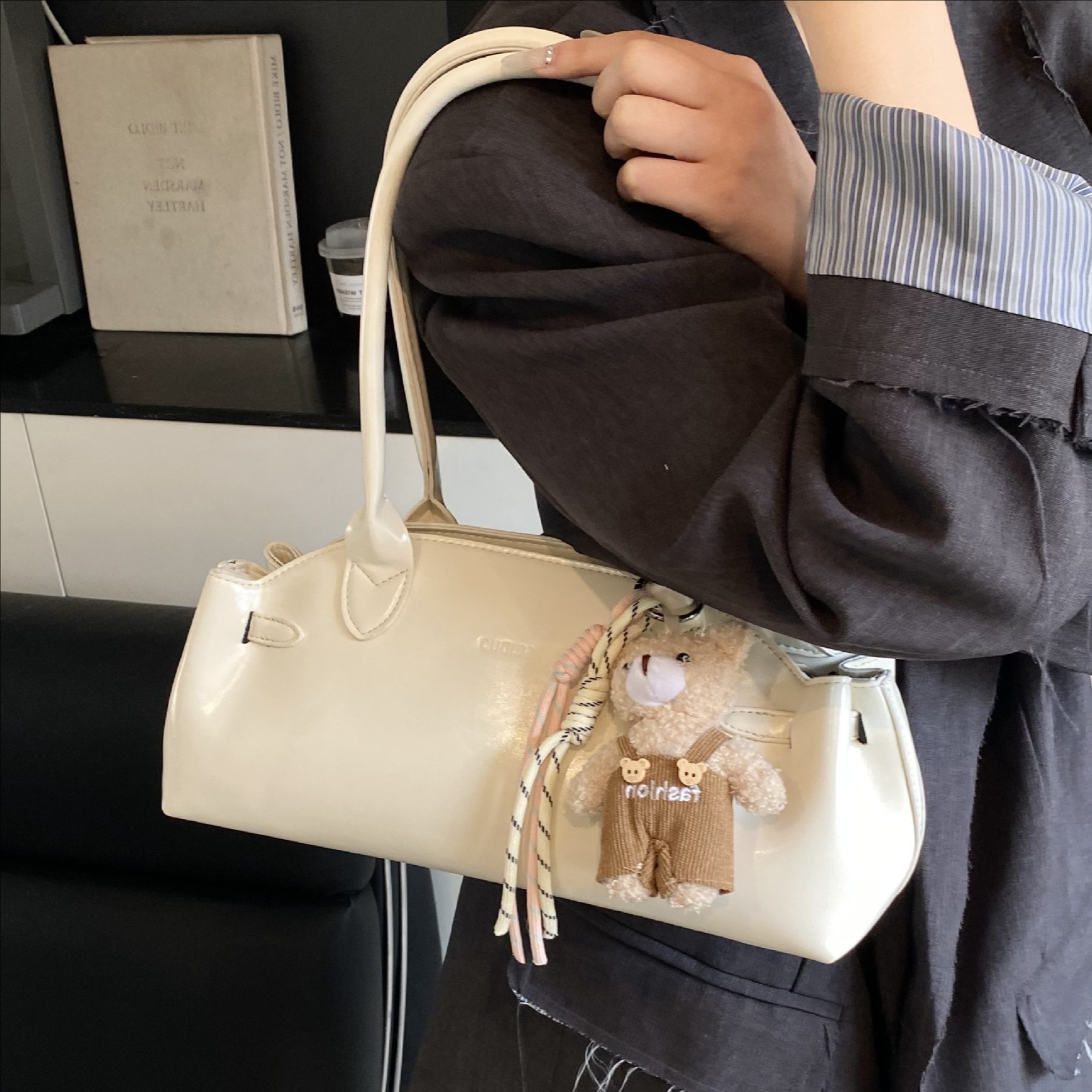 2025 New style fashionable and versatile shoulder bag, high-end handbag, Korean commuting large capacity underarm bag for women full figure