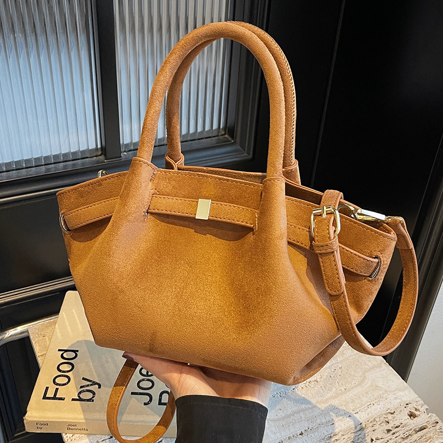 Matte retro hand-held small bag for women, 2024 new bucket bag, high-end texture, simple and casual commuting crossbody bag full figure