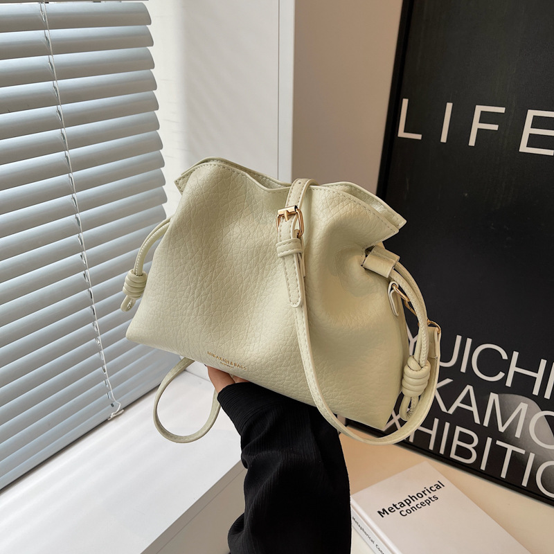 A high-end, niche crossbody lucky bag for women 2023, a trendy large-capacity drawstring bucket bag for work and commuting Specification drawing