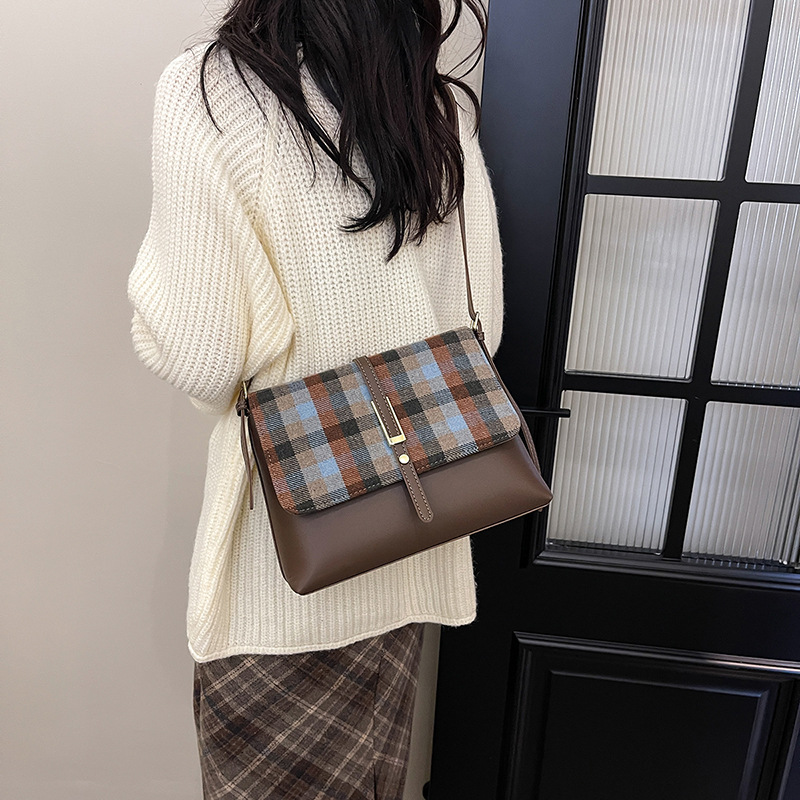 The new 2024 checkered women's casual and versatile single-shoulder bag, large-capacity tote bag, and fashionable commuting crossbody bag Application Scenario