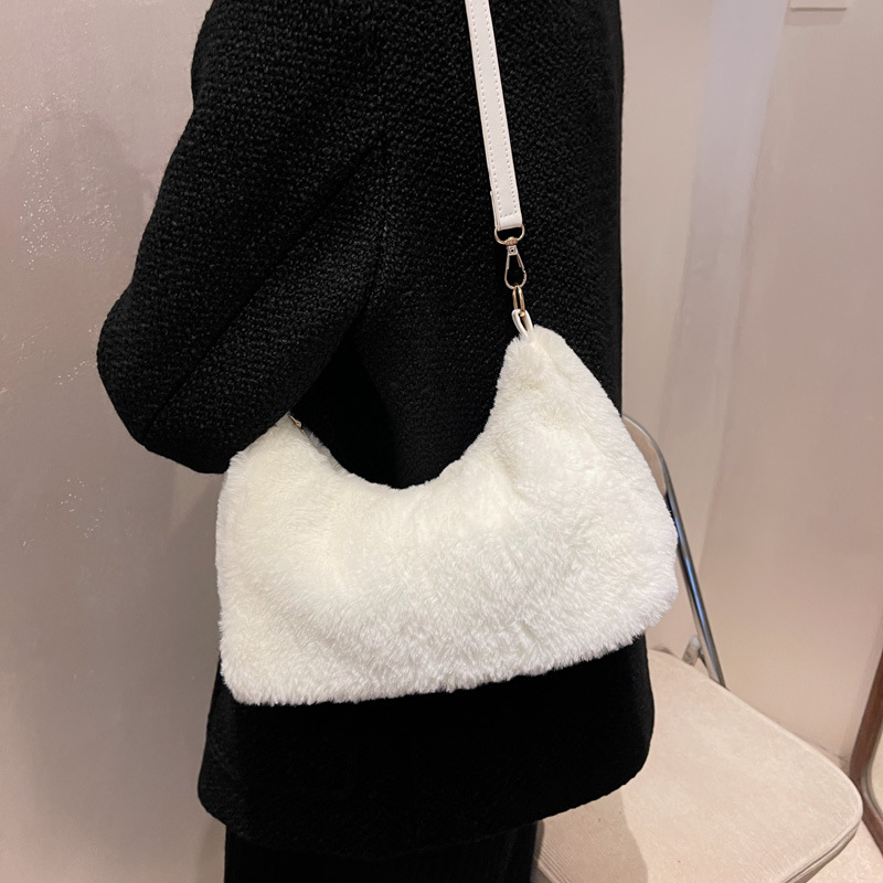 This is a new Instagram niche bag for women in autumn and winter, featuring a stylish and versatile plush single-shoulder underarm bag details Picture